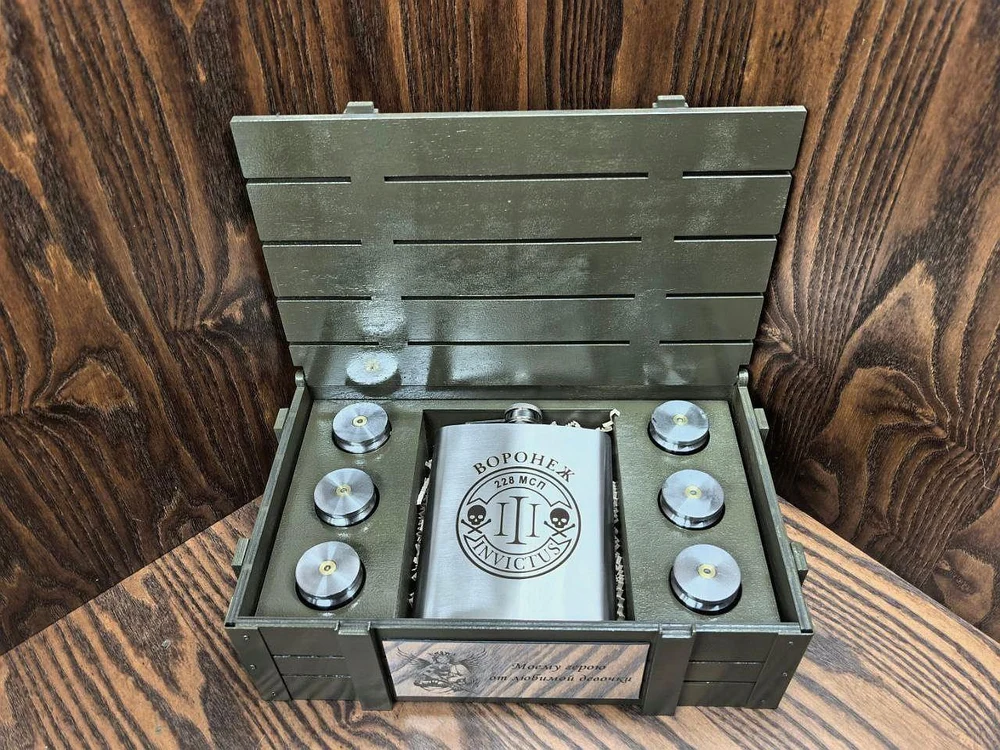 Набор стопок с флягой