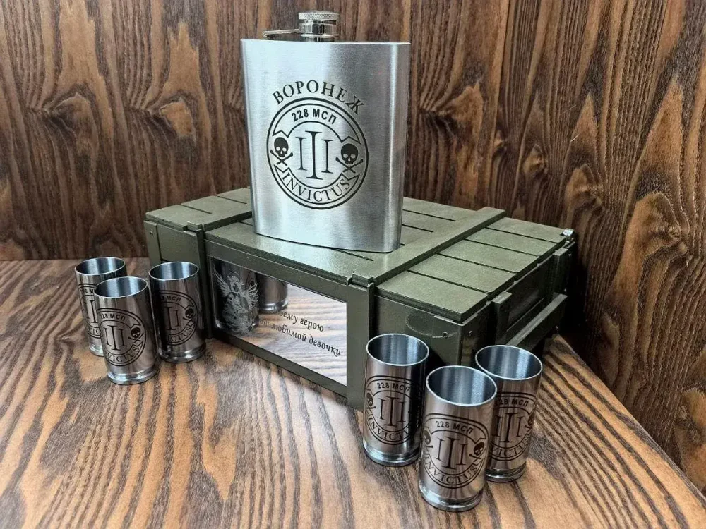 Набор стопок с флягой